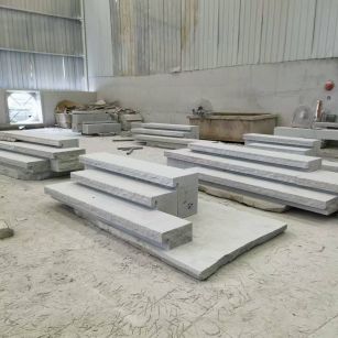 盘锦 整石台阶（大面火烧+侧面自然面），出货前厂内拼装