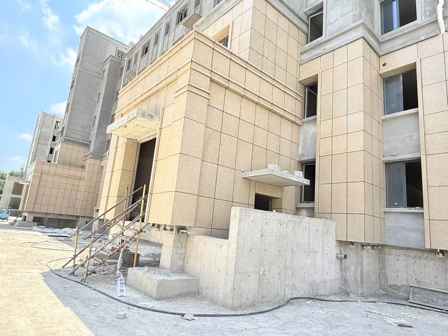 盘锦 黄金麻干挂，工地实拍