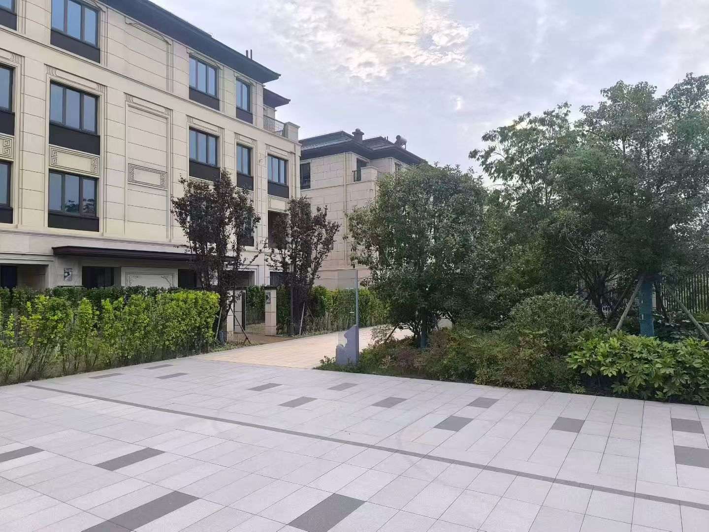 盘锦 芝麻白与芝麻白搭配铺装，尺寸1200*600