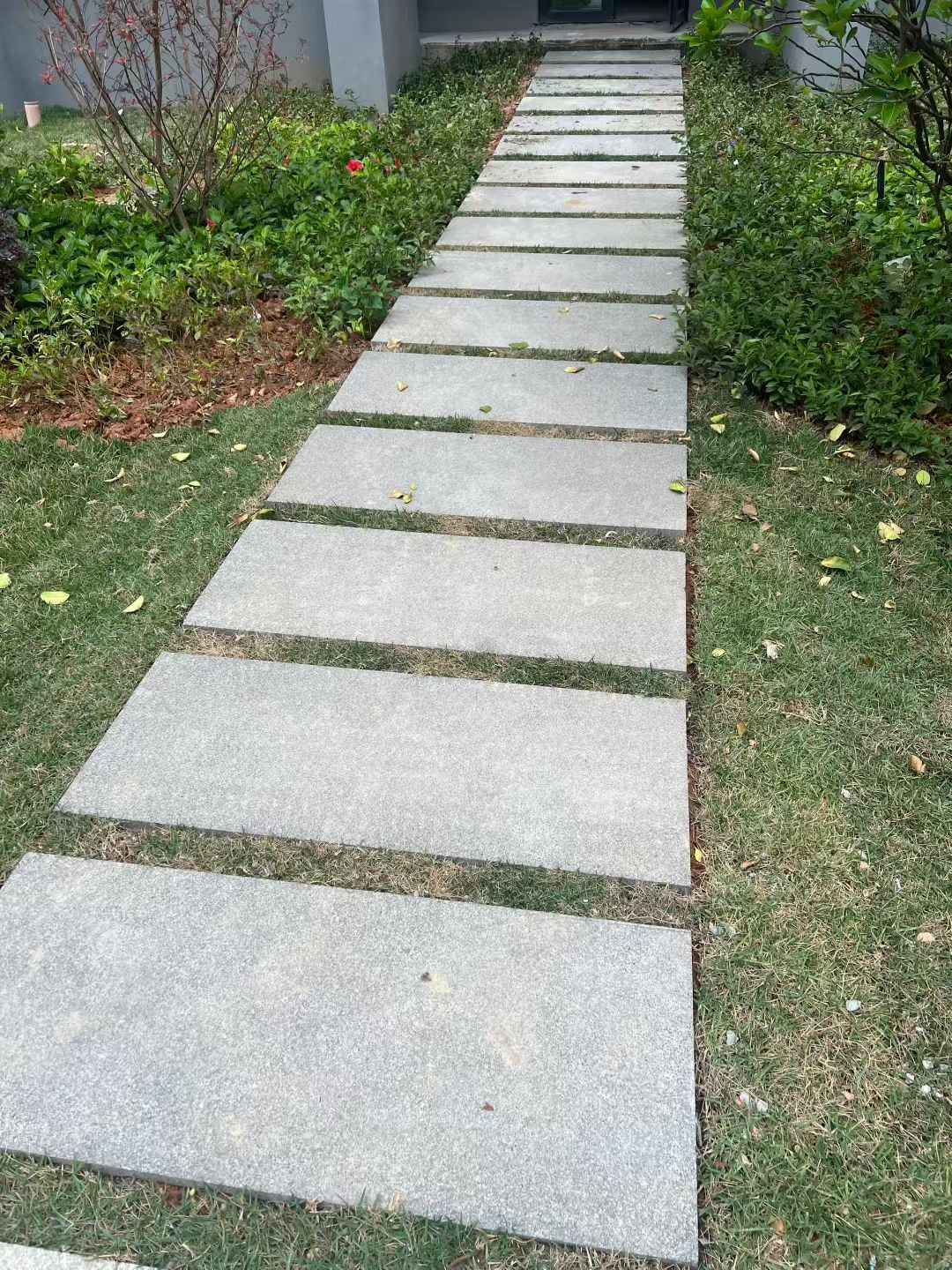 盘锦 芝麻黑小区踏步、汀步石铺装效果